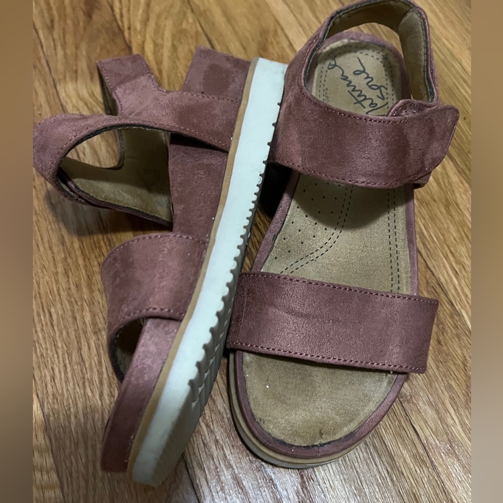 Mauve shoes, size 8!